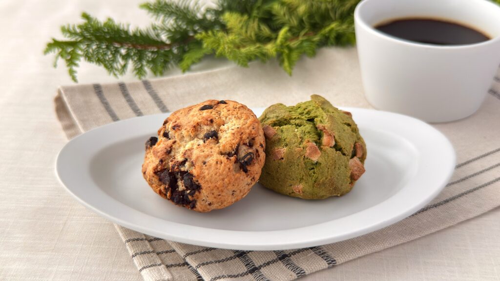 スターバックス_「チョコレートチャンクスコーン」と「抹茶&ホワイトチョコスコーン」の皿盛りとコーヒー