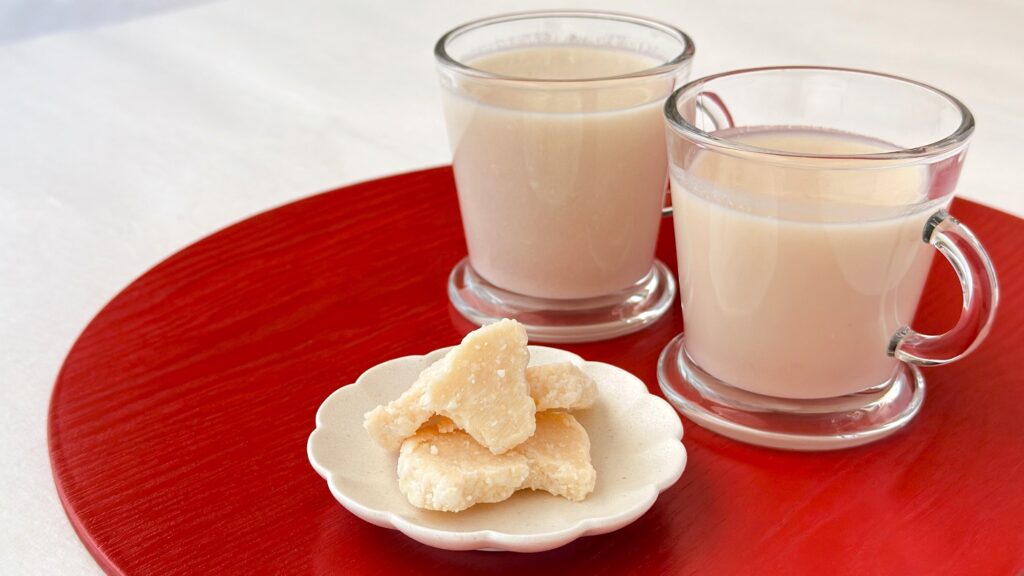 甘酒_酒粕や甘酒が並んでいる様子