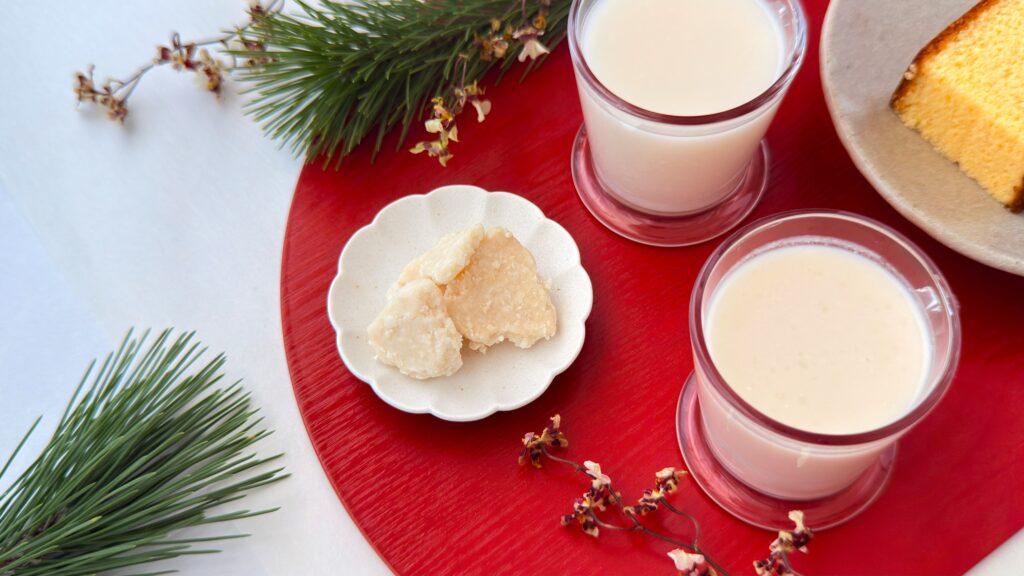 甘酒_酒粕や甘酒、カステラが並んでいる様子