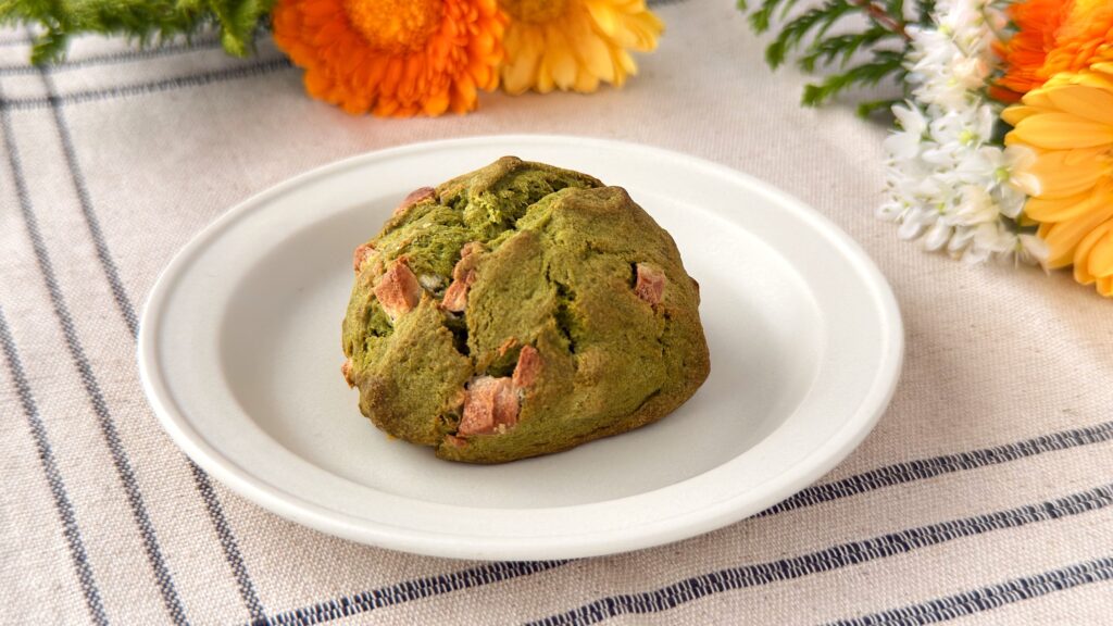 スターバックス_「抹茶&ホワイトチョコスコーン」の皿のせ