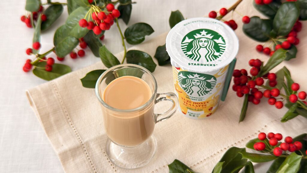 スターバックス_グラスにはいった「スターバックス®DELIGHT ME™ ゆずハニーティーラテ」とチルドカップが並んでいる様子
