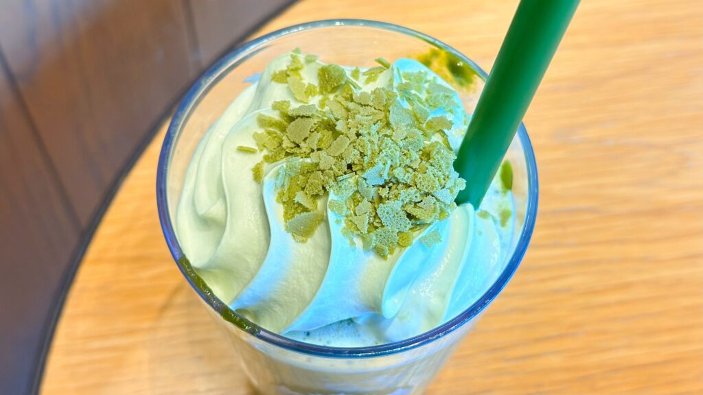 スターバックス_ストローをさした「玉露抹茶 フラペチーノ®」