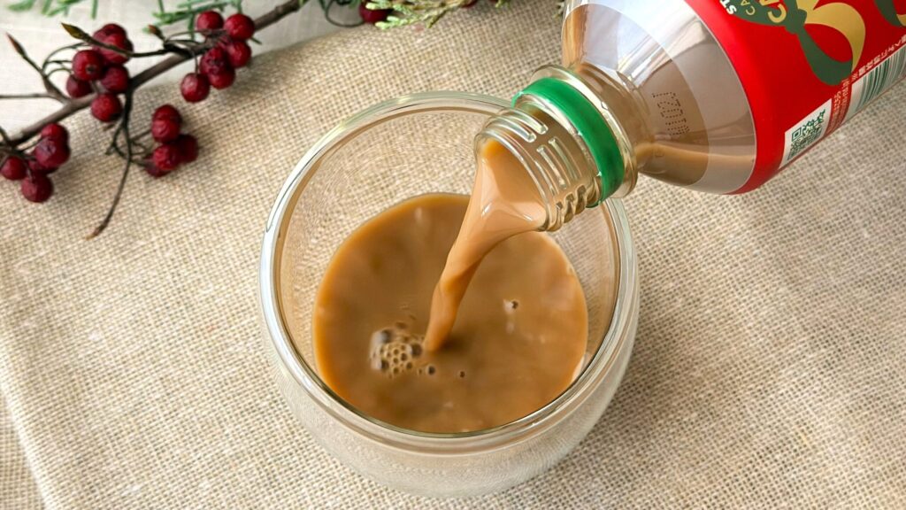 スターバックス_セブン-イレブン限定「スターバックス® CAFÉ FAVORITES カフェラテ」をグラスに注いでいる様子