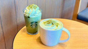 スターバックス_テーブルに置いた「玉露抹茶 フラペチーノ®」と「玉露抹茶 ラテ」1