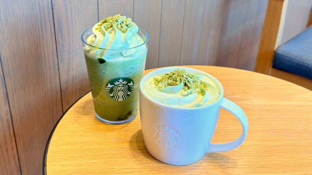 スターバックス_テーブルに置いた「玉露抹茶 フラペチーノ®」と「玉露抹茶 ラテ」1