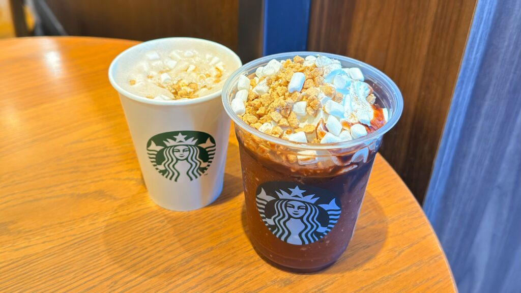 スターバックス_テーブルの上に置いた「スモア チョコレート ラテ」と「スモア チョコレート フラペチーノ®」