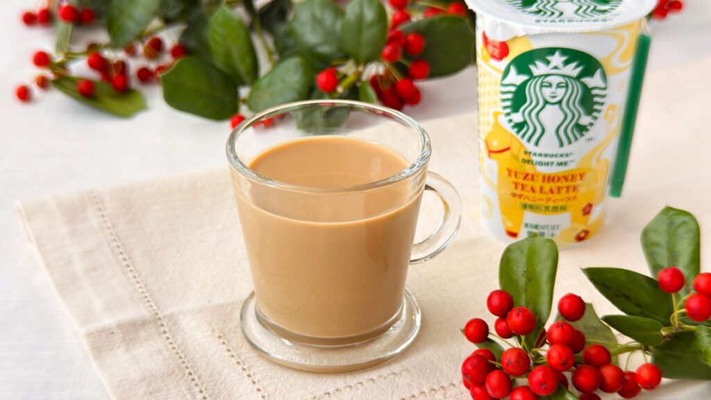 スターバックス_温めた「スターバックス®DELIGHT ME™ ゆずハニーティーラテ」とチルドカップ