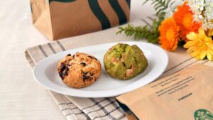 スターバックス_紙袋から取り出した「チョコレートチャンクスコーン」と「抹茶&ホワイトチョコスコーン」を皿に盛り付けている様子