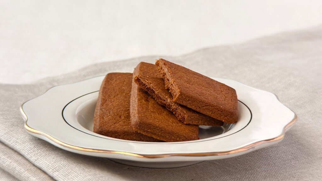 無印良品_白皿にのった「世界のお菓子 スペキュロス」