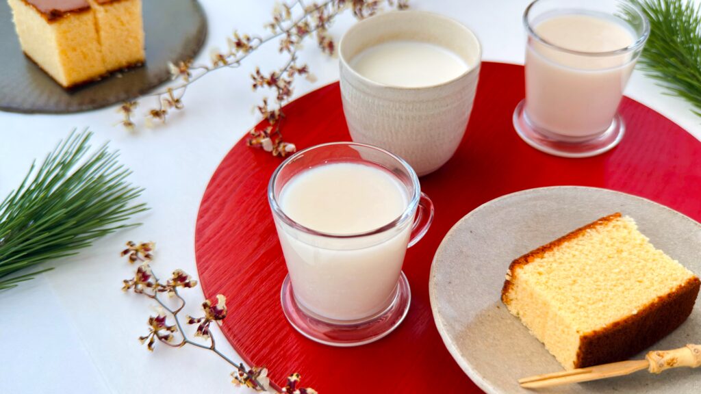 甘酒_酒粕で作った甘酒やカステラが並んでいる様子