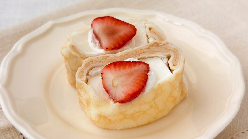 ファミリーマート_「ファミマの白をまとったいちご狩り®」の「もちっと食感 いちごのクレープ」の皿のせ