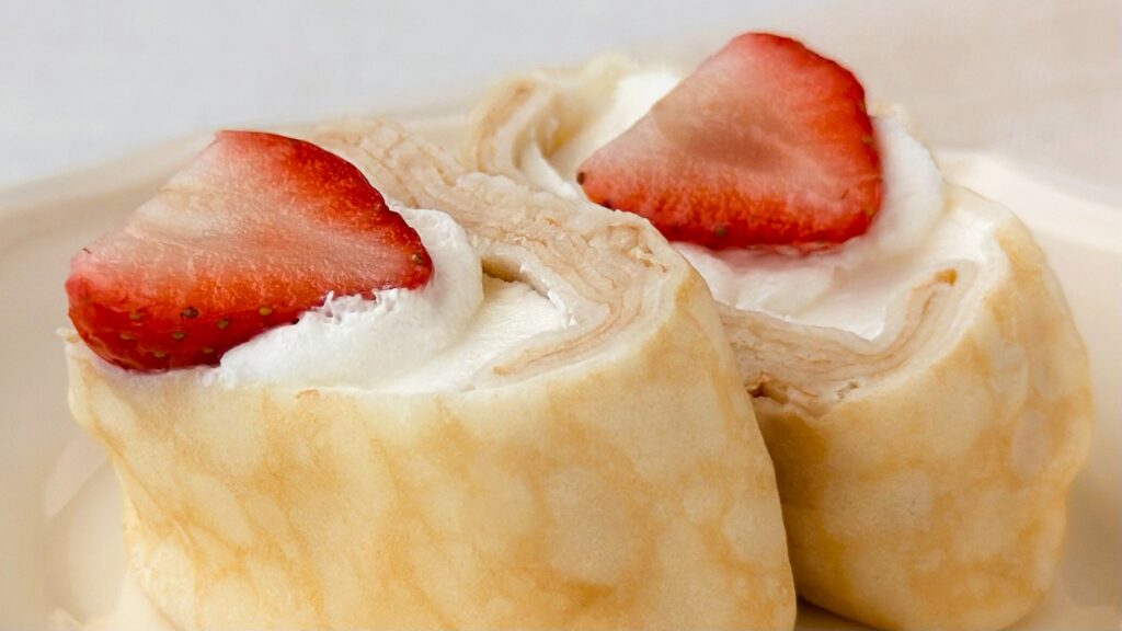 ファミリーマート_「ファミマの白をまとったいちご狩り®」の「もちっと食感 いちごのクレープ」の生地感