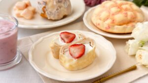 ファミリーマート_「ファミマの白をまとったいちご狩り®」のスイーツやパンが並んでいる様子