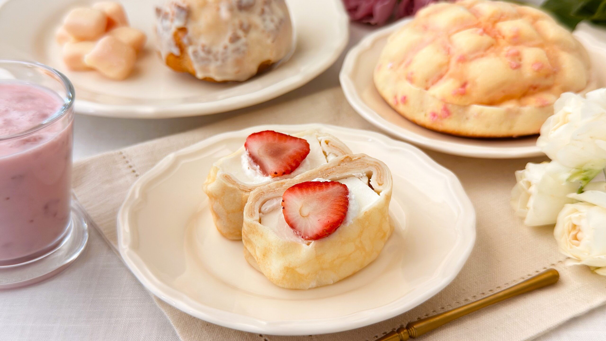 ファミリーマート_「ファミマの白をまとったいちご狩り®」のスイーツやパンが並んでいる様子