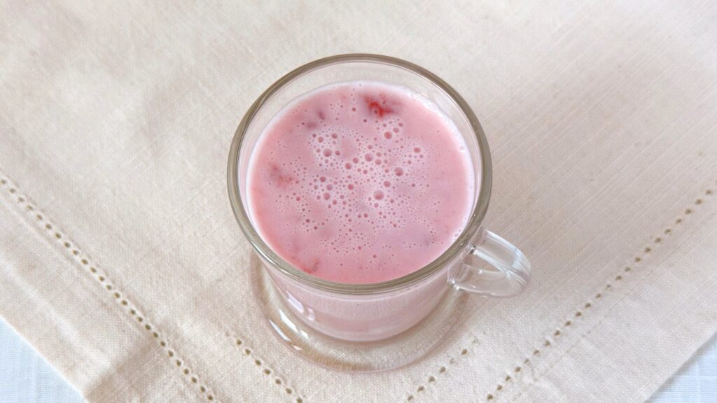 ファミリーマート_「ファミマの白をまとったいちご狩り®」のグラスにはいった「ミルク楽しむいちごミルク」