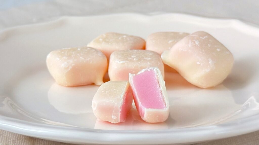 ファミリーマート_「ファミマの白をまとったいちご狩り®」の「チョコマシュマロ風グミ いちご味」の断面