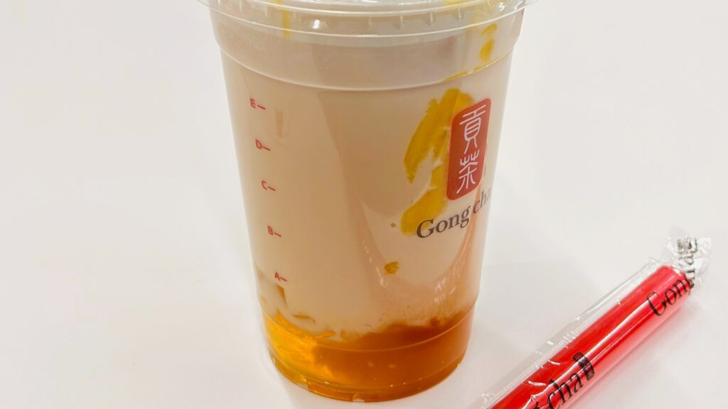 ゴンチャ_「ハニーナッツウーロン ミルクティー」とストローが置いてある様子