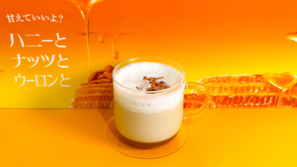 ゴンチャ_マグカップにはいった「香り立つ ハニーナッツウーロン ミルクティー」