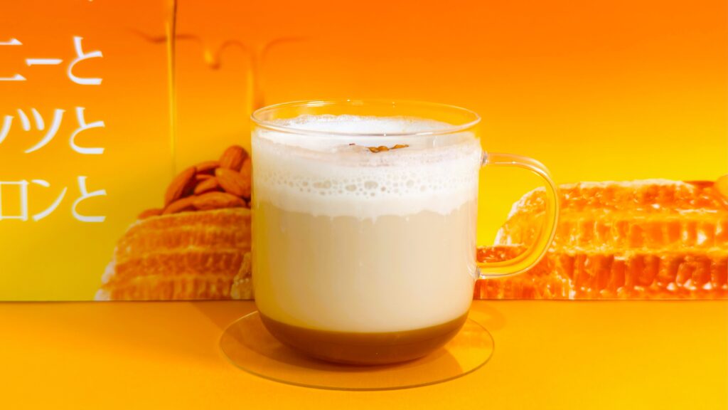 ゴンチャ_「香り立つ ハニーナッツウーロン ミルクティー」が置いてある様子