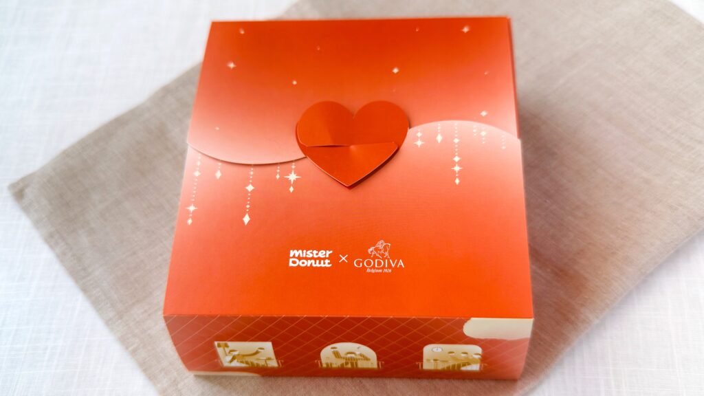 ミスタードーナツ_ゴディバとコラボした専用「テイクアウト」ボックスが置いてある様子