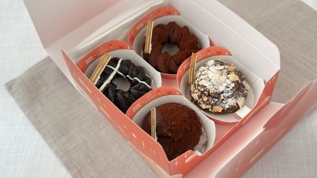 ミスタードーナツ_「トリュフショコラドーナツ ノワール」や「生ショコラフレンチ ノワール」な4種類のドーナツが「テイクアウト」の箱に入っている様子