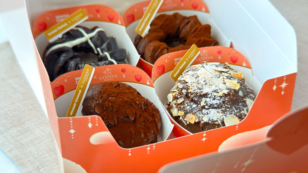 ミスタードーナツ_ゴディバコラボのテイクアウトボックスの箱を開けている様子