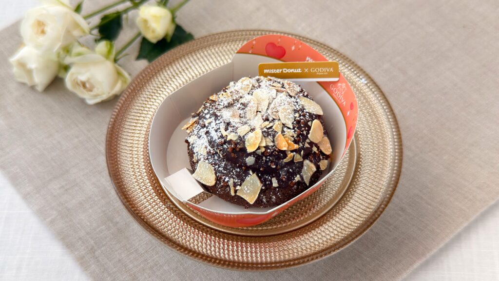 ミスタードーナツ_専用トレーにはいった「トリュフショコラドーナツ プラリネ」