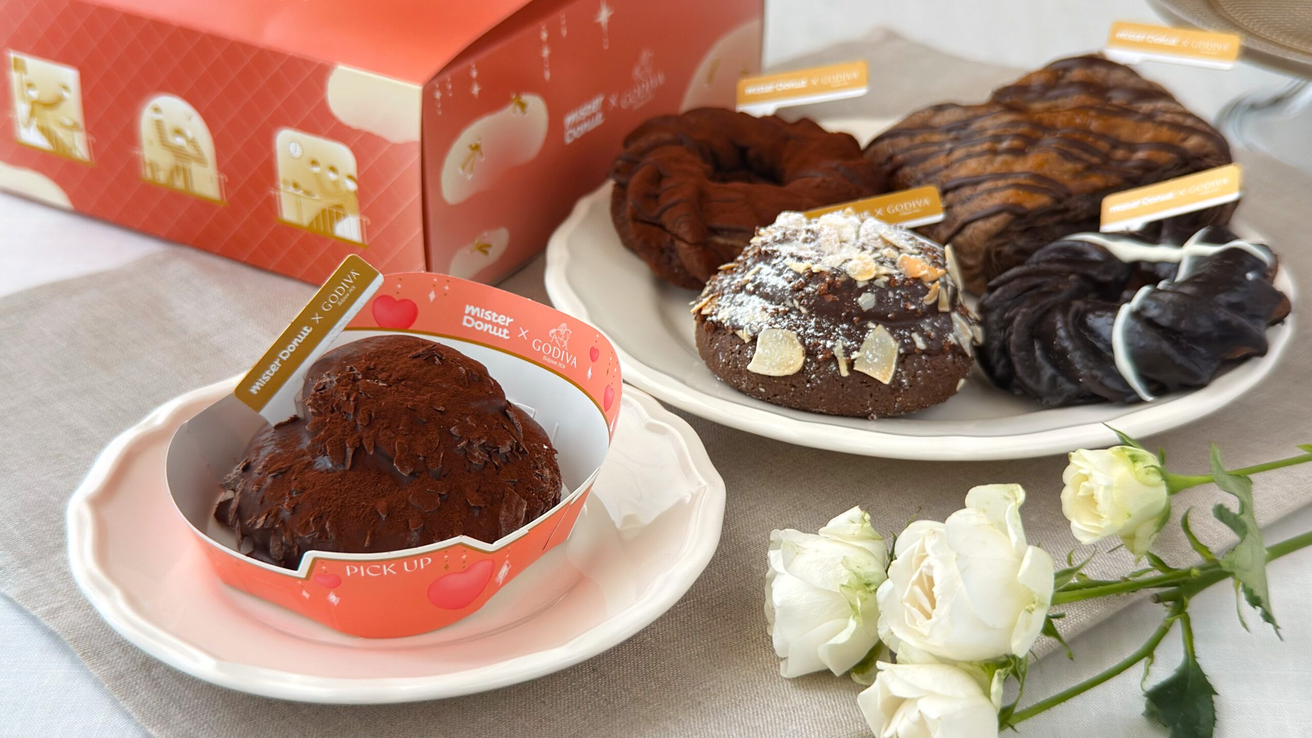 ミスタードーナツ_皿にのった「トリュフショコラドーナツ ノワール」やアニバーサリーセット用の箱が置いてある様子