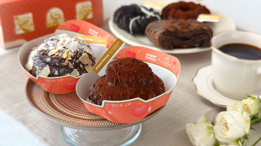 ミスタードーナツ_皿に盛り付けた「トリュフショコラドーナツ ノワール」や「トリュフショコラドーナツ プラリネ」などが並べられている様子