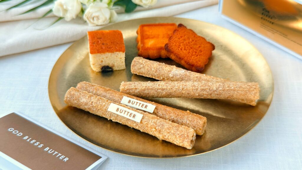 ゴッドブレスバター_金皿に盛り付けた「ワットアワンダフルバター」や「レーズンバターケーキ」などの4種類の皿盛り
