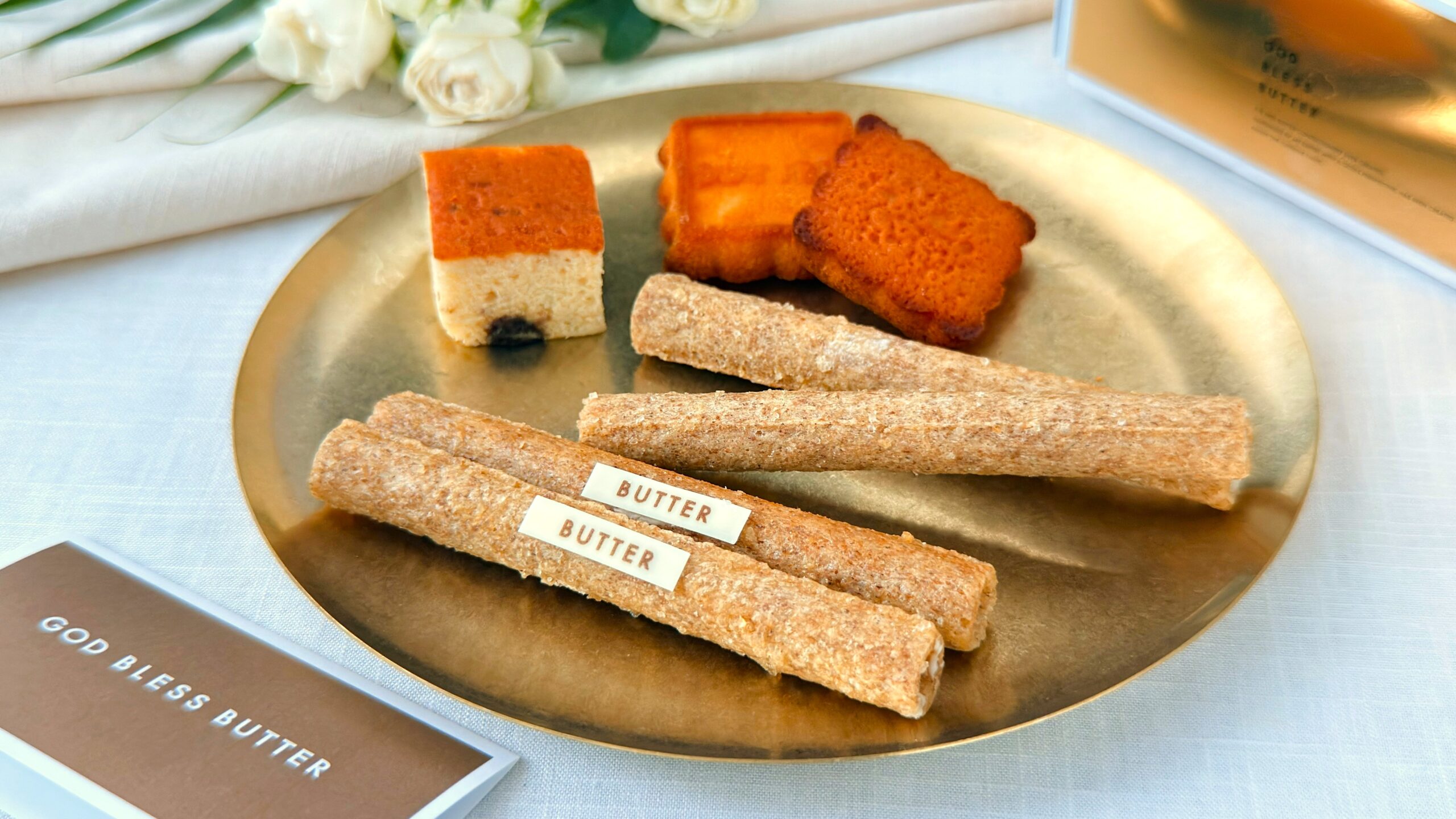 ゴッドブレスバター_金皿に盛り付けた「ワットアワンダフルバター」や「レーズンバターケーキ」などの4種類の皿盛り