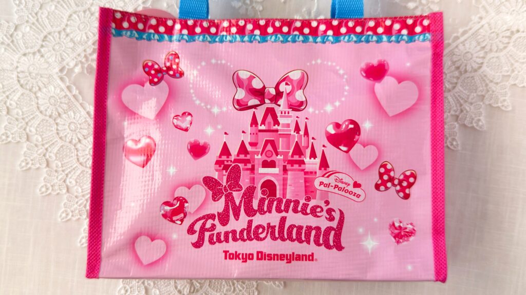 東京ディズニーリゾート__ディズニー・パルパルーザ ミニーのファンダーランド限定のピンクの城が描かれた「チョコレート（パフ入り）」のパッケージ