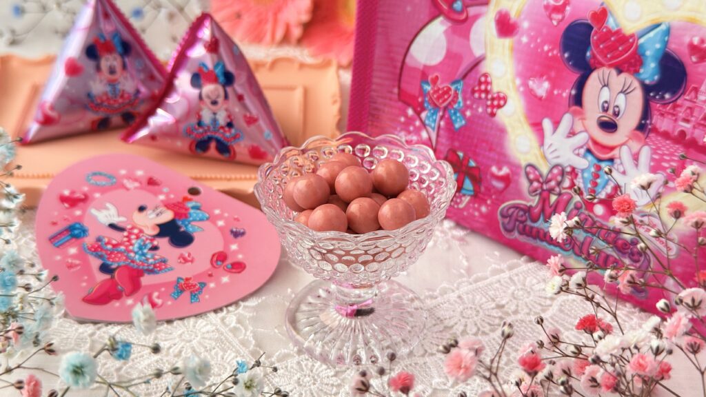 東京ディズニーリゾート__ディズニー・パルパルーザ ミニーのファンダーランド限定「チョコレート（パフ入り）」のパッケージや個包装などが並んでいる様子