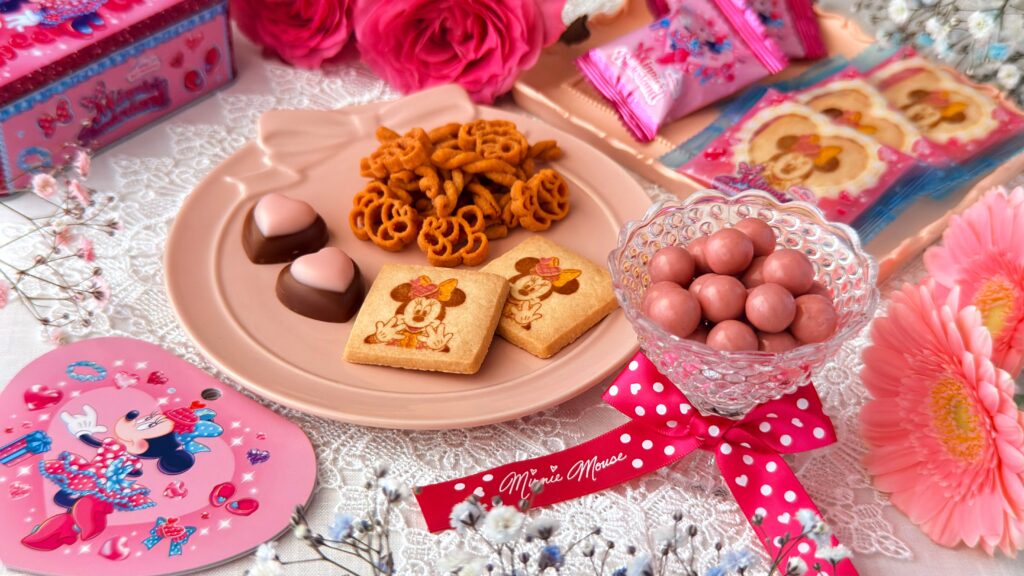 東京ディズニーリゾート__ディズニー・パルパルーザ ミニーのファンダーランド限定クッキーやチョコレートの皿盛りや個包装が並んでいる様子