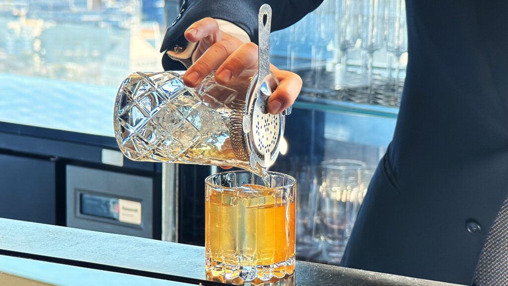 ザ・プリンスギャラリー東京紀尾井町_「Truffevardier Pairing with YOINED（Guatemala）」を作っている様子