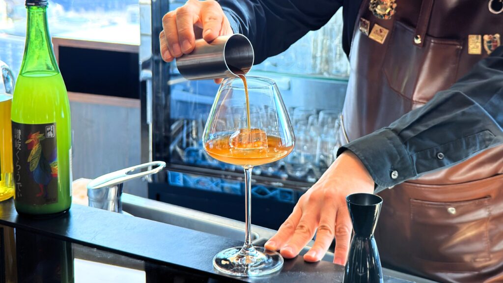 ザ・プリンスギャラリー東京紀尾井町_「Origin Pairing with YOINED（Colombia）」を作っている様子