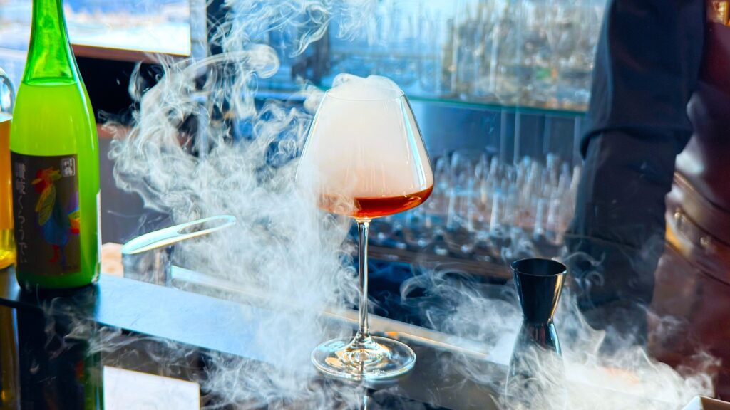 ザ・プリンスギャラリー東京紀尾井町_「Origin Pairing with YOINED（Colombia）」からスモークが溢れている様子