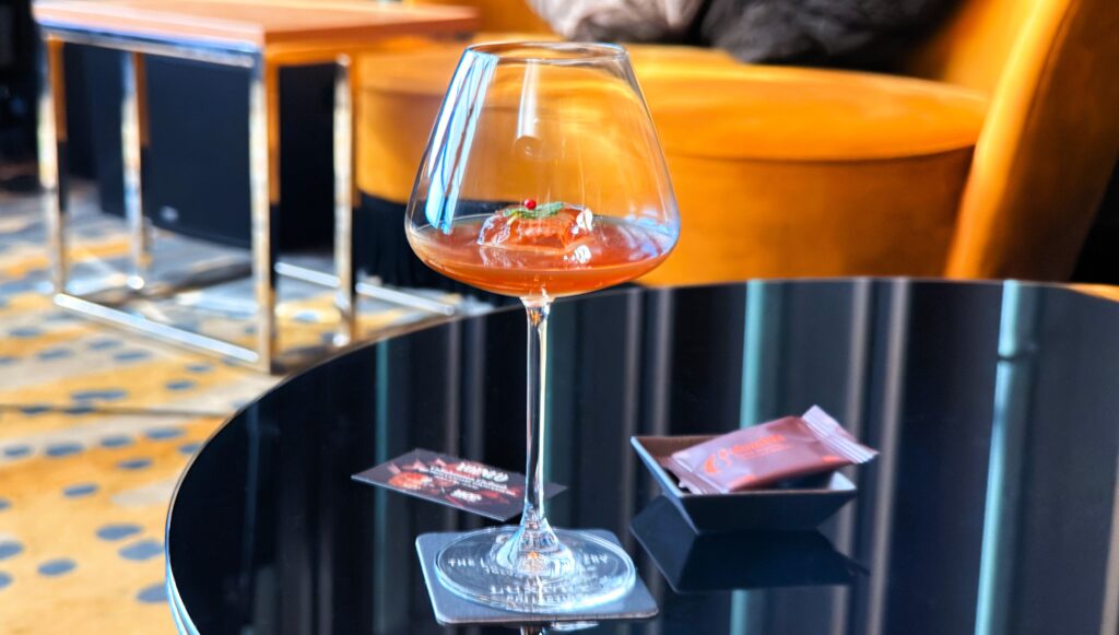 ザ・プリンスギャラリー東京紀尾井町_「Origin Pairing with YOINED（Colombia）」がテーブルに並んでいる様子