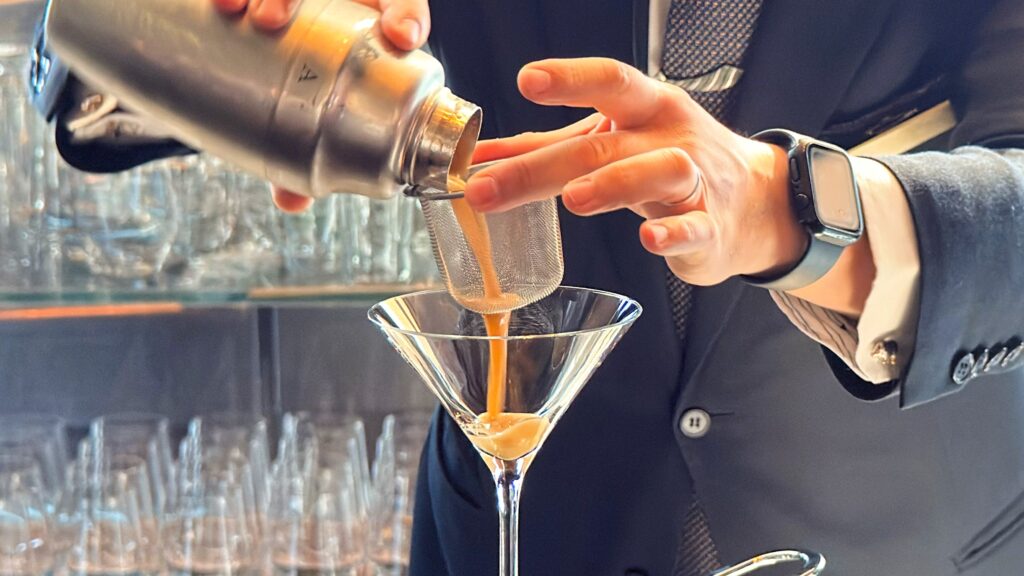 ザ・プリンスギャラリー東京紀尾井町_「Gallery Espresso Martini」を作っている様子