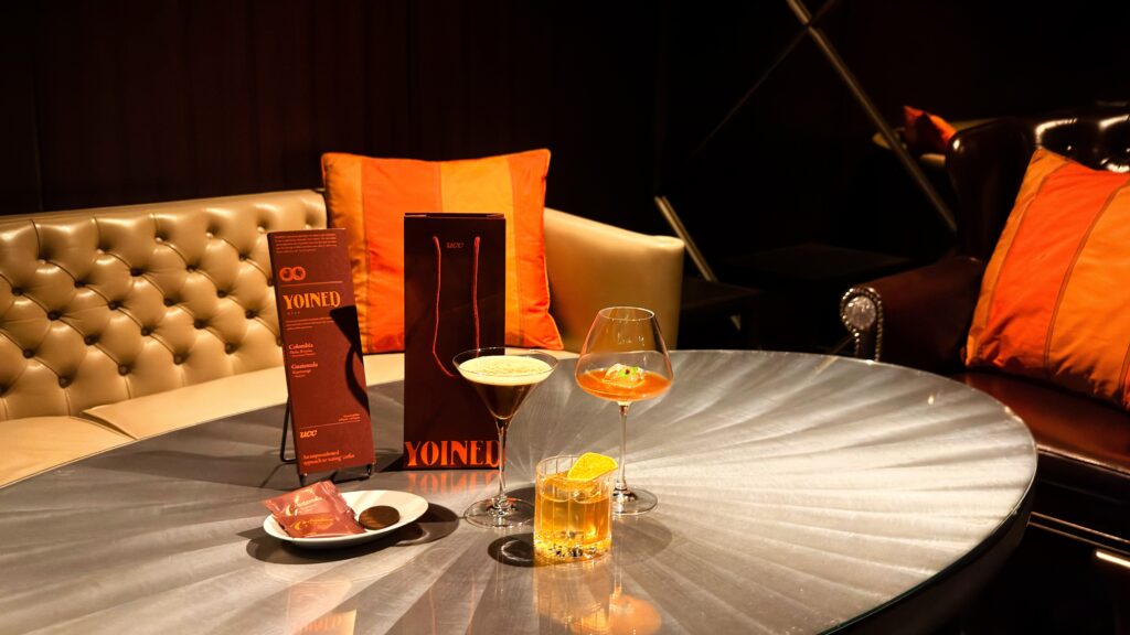 UCC_ザ・プリンスギャラリー東京紀尾井町のThe Bar illumildにYOINEDとカクテルが置かれている様子