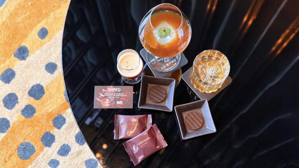 ザ・プリンスギャラリー東京紀尾井町_テーブルに並んでいるコラボカクテル3種と「YOINED（ヨインド）」