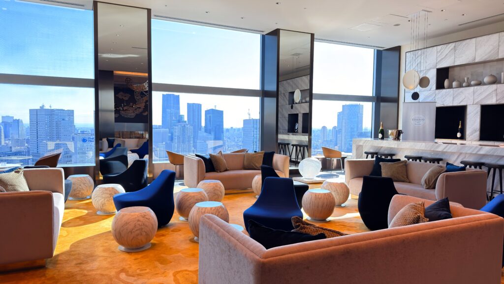 ザ・プリンスギャラリー東京紀尾井町_ラウンジにソファーが並んでいる様子