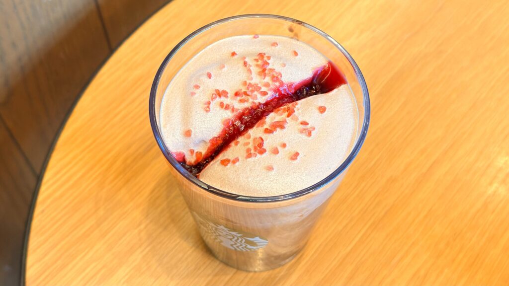 スターバックス_「カカオ & ストロベリー ムース フラペチーノ®」の表面