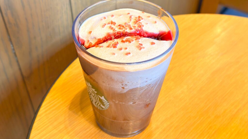 スターバックス_グラスにはいった「カカオ & ストロベリー ムース フラペチーノ®」