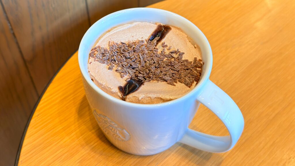 スターバックス_テーブルに置いた「カカオ ムース ラテ」