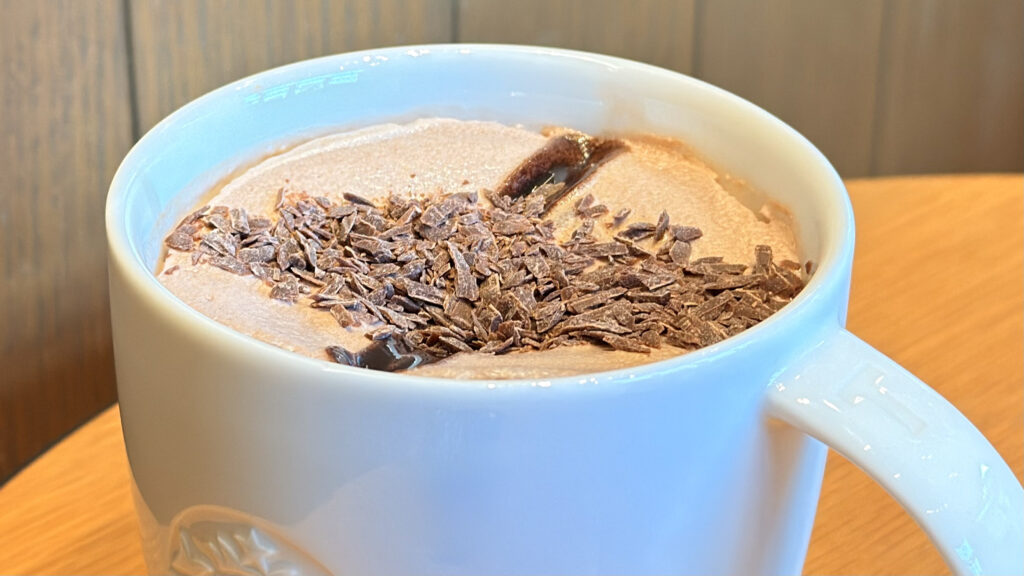 スターバックス_カカオソースやトッピングがのった「カカオ ムース ラテ」