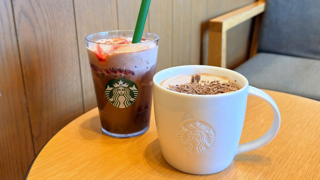 スターバックス_「カカオ & ストロベリー ムース フラペチーノ®」と「カカオ ムース ラテ」が並んでいる様子