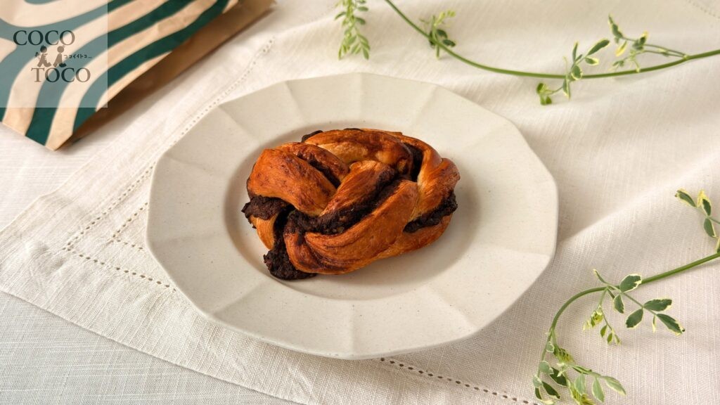 スターバックス__「チョコレートバブカ」を皿にのせている様子