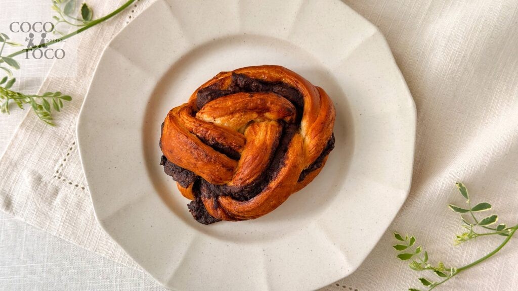 スターバックス__白皿にのった「チョコレートバブカ」