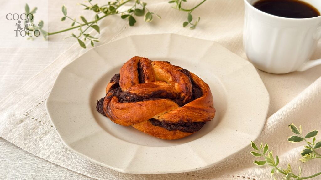 スターバックス__白皿にのった「チョコレートバブカ」とコーヒーが並んでいる様子